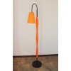 Lampa podłogowa z lakierowanego drewna.